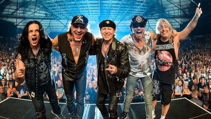 laredcincoradio's tweet photo. 🚨|| Klaus Meine, vocalista de Scorpions, fue hospitalizado por posible laringitis. Cancelan show en Argentina y su participación en la Feria de Puebla y Aguascalientes está en duda. https://t.co/iTeJ8l2poz