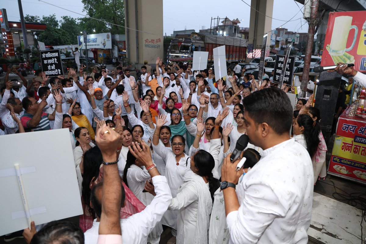 Pcdashram's tweet image. पावन चिंतन धारा आश्रम ने पहलगाम आतंकी हमले के विरोध में पाकिस्तान का झंडा और पुतला जलाया..
@ShriguruPawanji @yamglobal1 @YoungMovesMag 
#phalgamterrorattack #phalgamattackprotest #Pakistan_Behind_Pahalgam #TerroristAttack