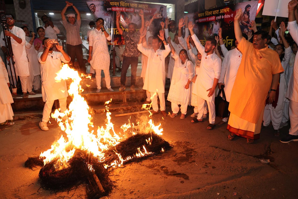 Pcdashram's tweet image. पावन चिंतन धारा आश्रम ने पहलगाम आतंकी हमले के विरोध में पाकिस्तान का झंडा और पुतला जलाया..
@ShriguruPawanji @yamglobal1 @YoungMovesMag 
#phalgamterrorattack #phalgamattackprotest #Pakistan_Behind_Pahalgam #TerroristAttack