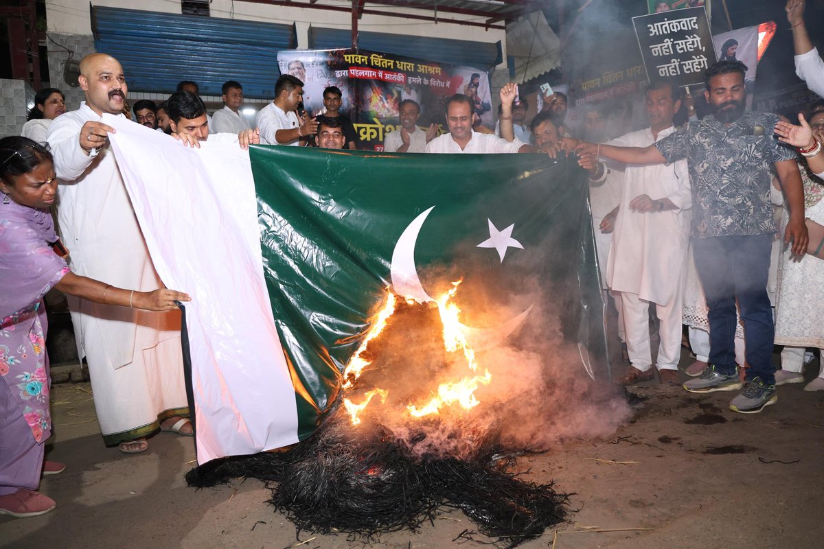 Pcdashram's tweet image. पावन चिंतन धारा आश्रम ने पहलगाम आतंकी हमले के विरोध में पाकिस्तान का झंडा और पुतला जलाया..
@ShriguruPawanji @yamglobal1 @YoungMovesMag 
#phalgamterrorattack #phalgamattackprotest #Pakistan_Behind_Pahalgam #TerroristAttack