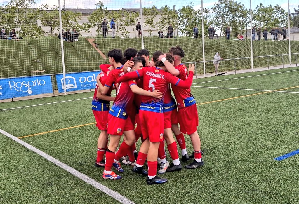 martinenc's tweet image. ⏱️ FINAL!

⚔️ @FutBaseCES 0-1 Juvenil A Masculí
⚽️ Yuri

📝 QUINA VICTÒRIA!😍 L'equip continua a la part alta de la #LNJ7 i depèn de si mateix per optar a l'ascens.

❤️ Enormes, EQUIP!

#SomMartinenc #futbolcat