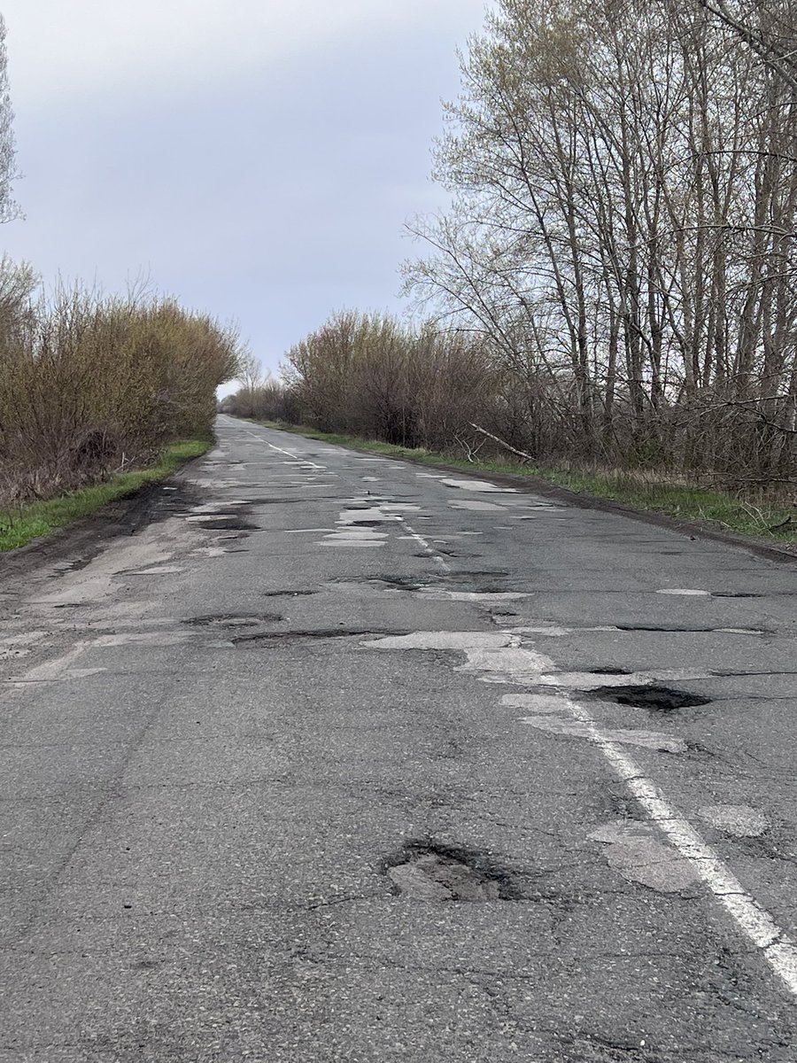 panifromUkraine's tweet photo. Не знаю, наскільки це на часі, але все ж… дорога Н-08 Бориспіль–Маріуполь, ділянка на Полтавщині (~80–100 км), у жахливому стані (на шматку 10 км я втратила 40 хв!!!)  Невже зараз не виділяють гроші на ремонт доріг? Хочу ескалювати питання — підкажіть куди звертатися. https://t.co/E2TNJ5XhUo