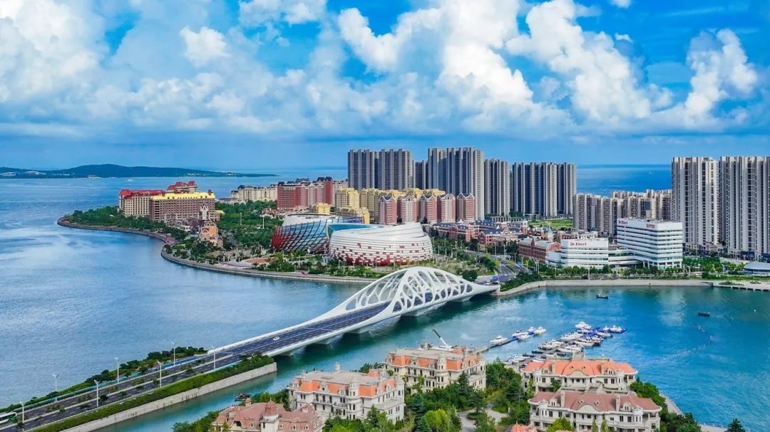 今天，数百位电影界代表齐聚山东青岛共襄盛举。这不仅是中国电影政府奖对齐鲁影视生态的倾情拥抱，亦是山东以百年积淀向电影强国梦的主动奔赴。