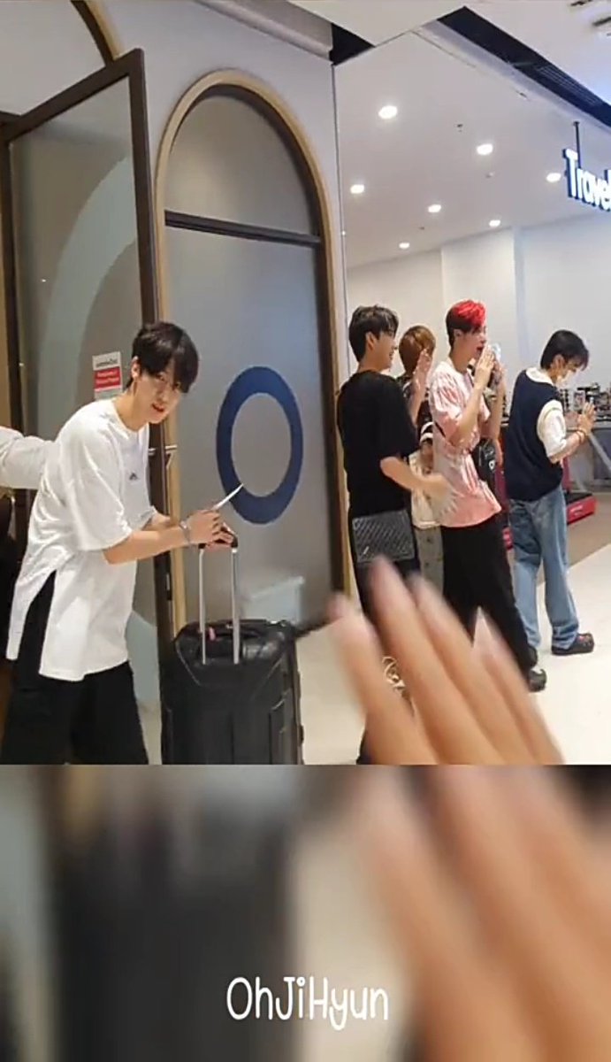 oreoh1107's tweet photo. เรื่องคุณลีดเดอร์ไม่ให้เกียรติทีมงาน ช่างผม ช่างหน้า ก็ตามทวิตน้องคนนี้เลยค่ะ แต่เราขอแนบภาพประกอบเพิ่ม

https://t.co/VjXuPABpKW

#THE7 #THE7_TH https://t.co/atKizAHifx