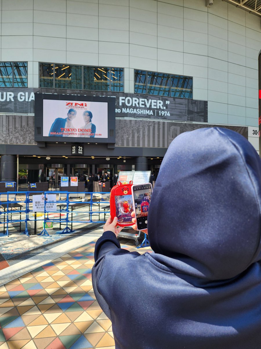 miracle_dyna's tweet photo. 親に東方神起の日本デビュー20周年記念のライブに連れてってもらった！

2人ともかっこよかった！
生でLove in the Ice聴けたの嬉しすぎた、、
久しぶりにカラオケで歌いたくなった

※今日めちゃくちゃ暑くて日焼けしないようにしてた親が不審者過ぎた笑
#東方神起20thAnniversaryLIVETOUR_ZONE https://t.co/Bgvqe9N1vt