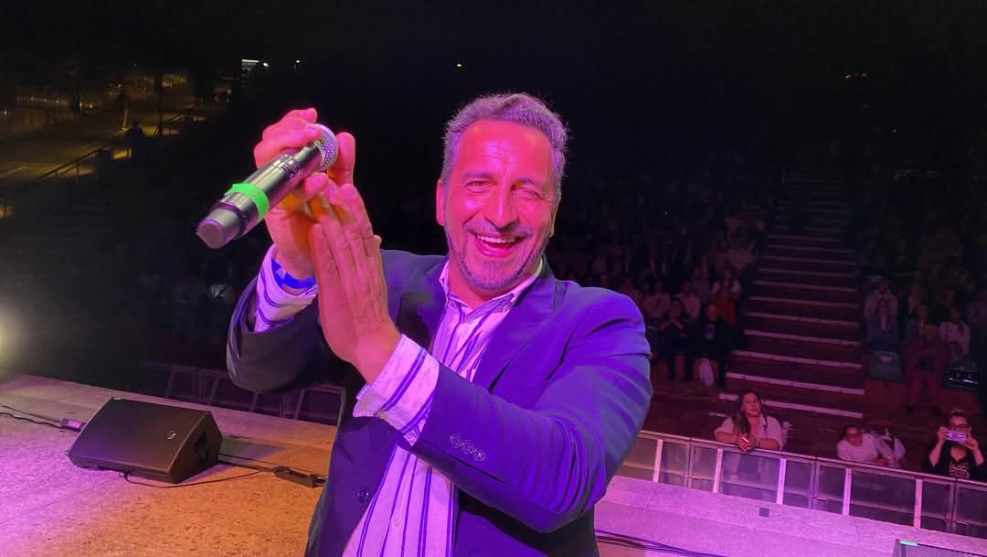 ¡Qué noche tan increíble en la Gala Sevillanisima en Dos Hermanas! 🌟💃🎶 
Gracias a todos los artistas 🎤 y al público 👏 por hacer de este evento algo tan especial.
 ¡Ha sido un placer estar ahí con todos ustedes!✨🙌