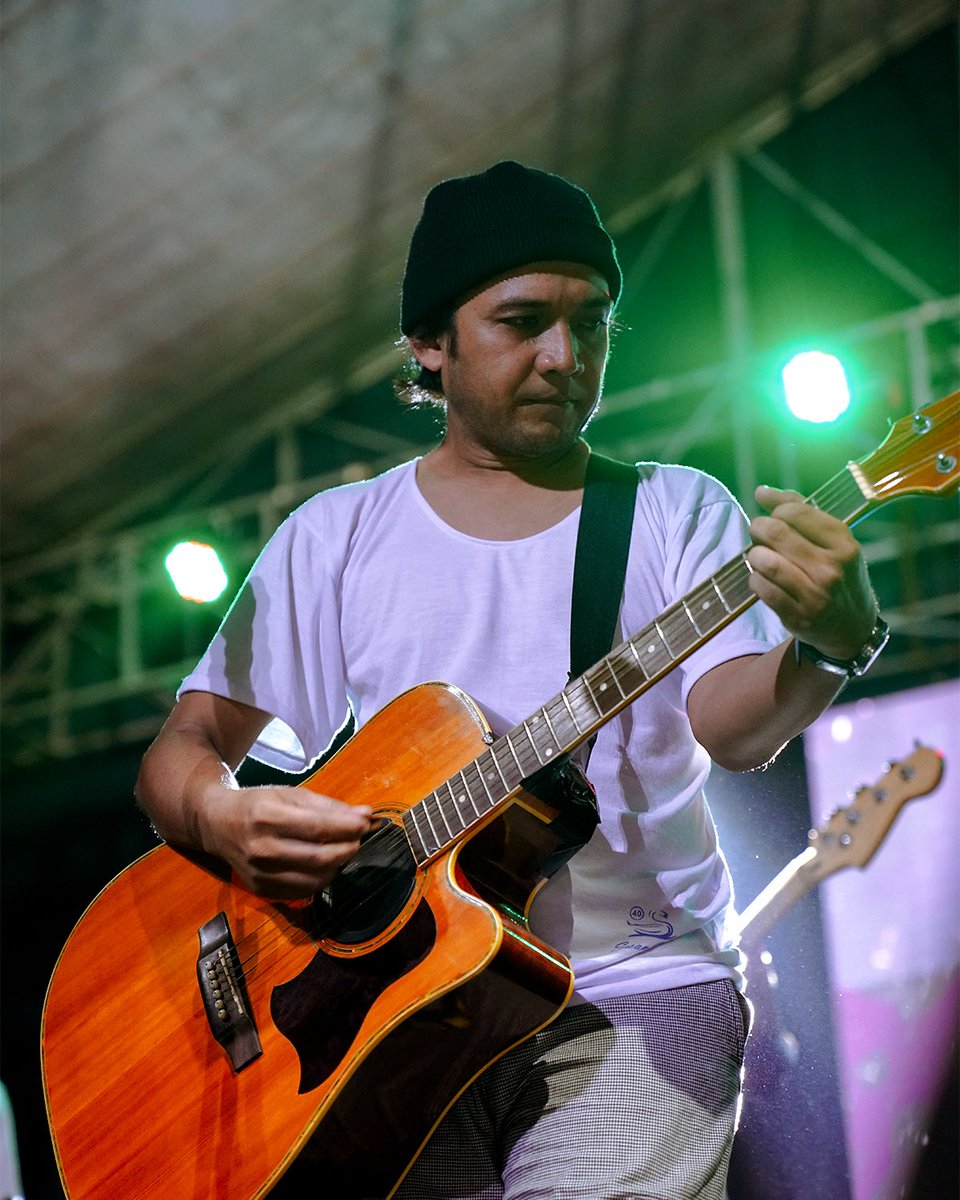 terracestage's tweet photo. Alunan rock and folk @_gerapgurita mengajak man teman untuk sing along santai, lagu andalan JOi!gjakarta menutup perform dengan riuh~

🎢🎡🎠🎯🎲🥁🤹🏽🎭🎪🎤🎫🎸☠️🎃🎉⚽️🎆

#FROMTERRACETOTHESTAGE #FTTS2025 https://t.co/gKIyze1xkN