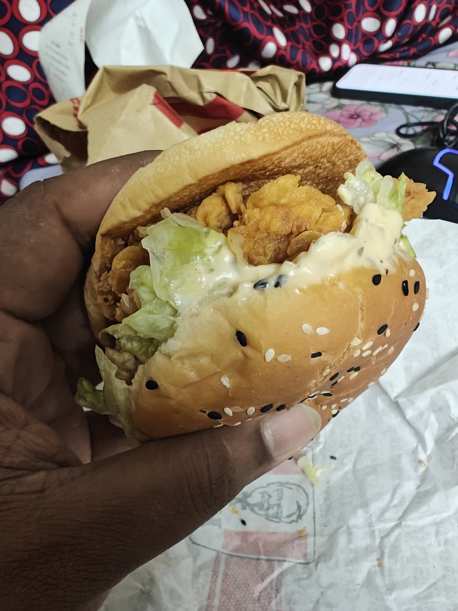 _MarathiPorga_'s tweet photo. @KFC_India ordered classic zinger burger from KFC application and recieved some other burger. This has happened multiple times and your customer care is so pathetic that made me wait 15 mins and directly disconnected call https://t.co/cejS6r4dhY