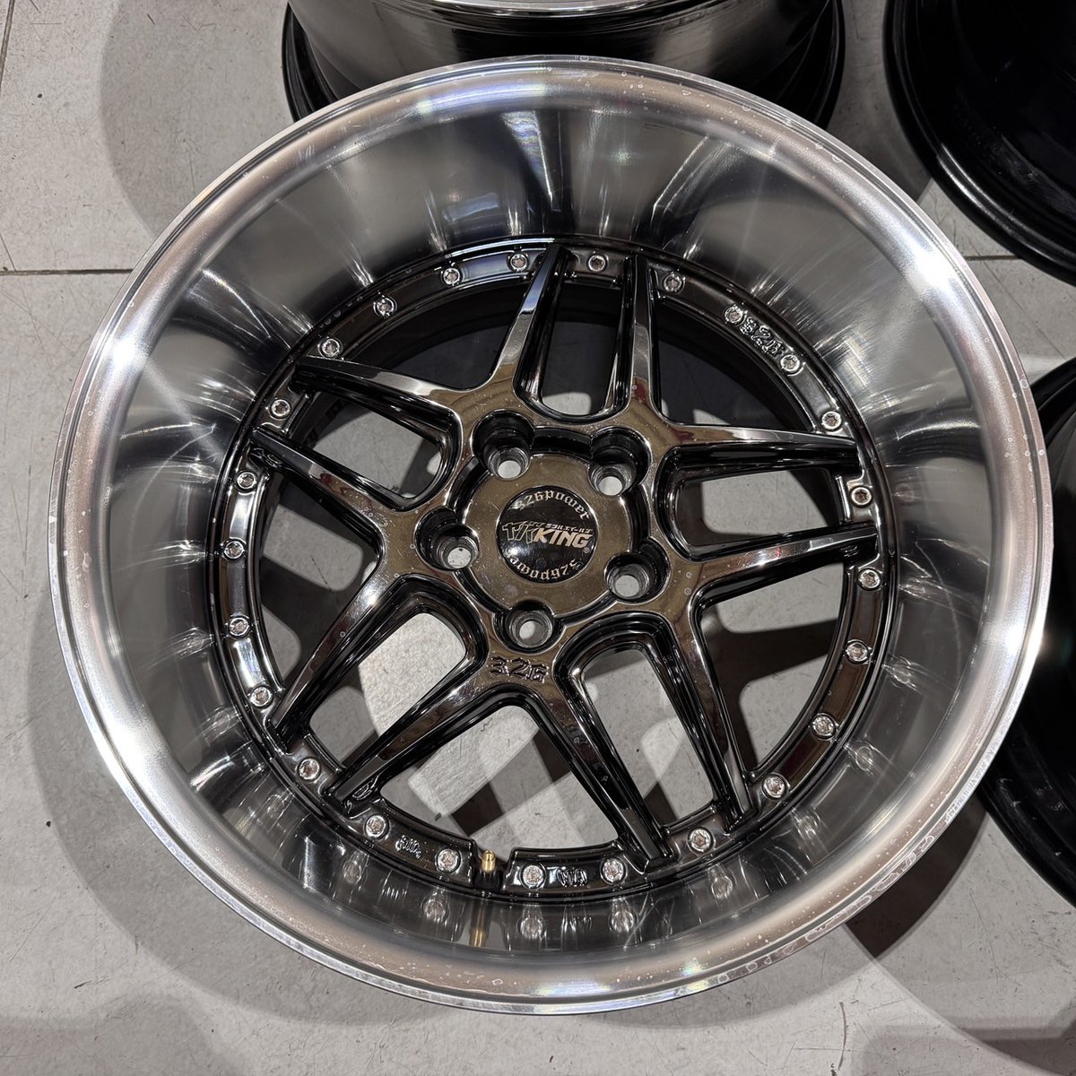 shiina417ny's tweet image. メーカー：326POWER
モデル：ヤバキング ghost
カラー：SBC
F：18×10.0J -4（リム幅135mm）
R：18×11.0J -17（リム幅160mm）
PCD：5穴 114.3mm
付属品
PCD100→114.3変換15mmワイトレ付き
PCD100 30mmワイトレ付き

¥250,000

やっぱホイールが一番高いから中々売れないね💦

#326power
#10J
#11J