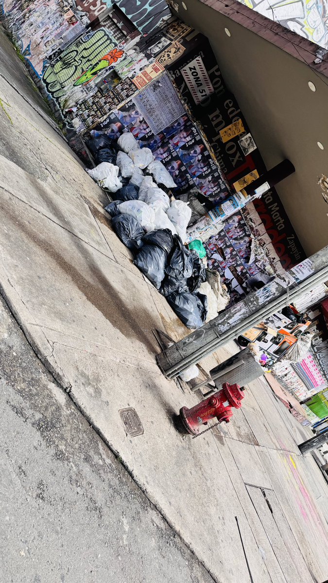 Esto ya desbordó el colmo de la desfachatez, <a href="/AlcaldChapinero/">Alcaldía Local de Chapinero</a> <a href="/Uaesp/">Uaesp</a> <a href="/PoliciaBogota/">Policía Metropolitana de Bogotá</a> está gente se tomó este espacio para “reciclar” dejarnos basura y hasta pernoctar acá, donde está la alcaldesa de Chapinero ?? Dónde está el orden.#basura #chapinero