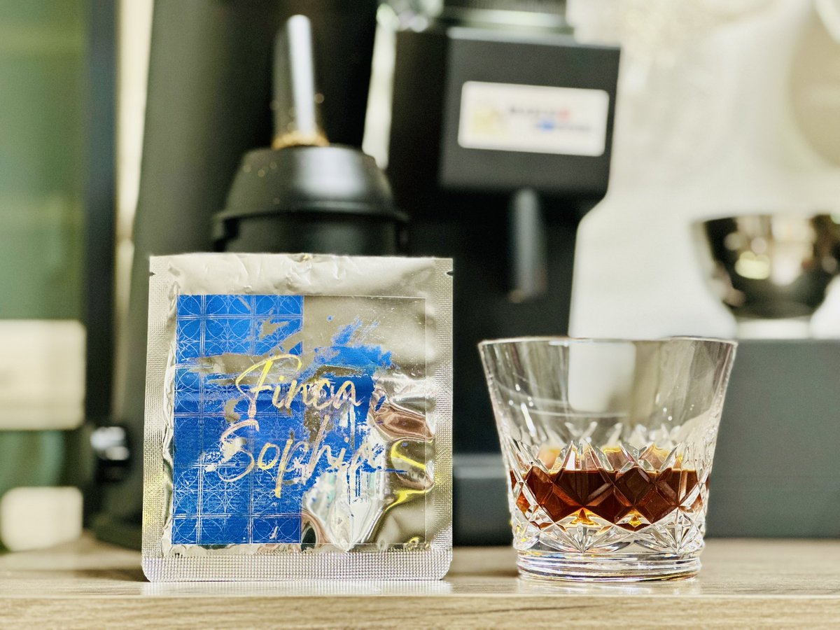 Definitive.さん
Panama Finca Sophia DMCC Auction lot Geisha Natural

P64Mizen7.5-8.0/メリタ/ボンマック/パラゴン使用

高いソフィア👁️👁️

ブルーベリーやカシスの印象に、巨峰や熟した黄桃のような強い甘さ🫐🍇🍑

つよつよベルガモット、ジャスミン、香り高い💐

こりゃすんごい豆だ、、、🕊️✨