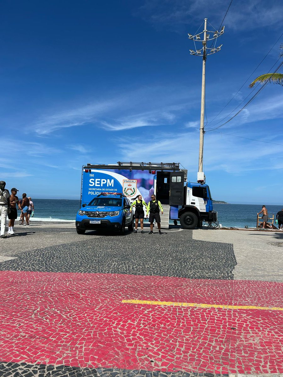PMERJ's tweet image. Policiais militares do #23BPM estão posicionados na Avenida Vieira Souto, na Cancela do #Arpoador, Zona Sul da cidade do Rio de Janeiro.

Estamos nas praias!! #ServireProteger #PMERJ