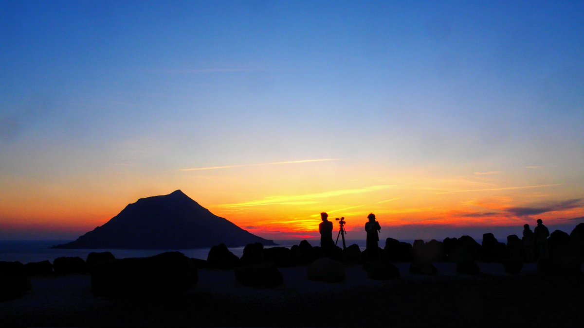 k19ch1's tweet photo. 4月27日
八丈島の夕暮れ
眩しい夕陽が楽しめた
南原海岸から日没は
八丈小島の裏です
夕日ヶ丘では
綺麗な夕陽が見れました
ANA最終便は定刻就航
お疲れ様でした
#八丈島
#八丈島民図鑑
#宇喜多秀家公と豪姫の碑
#夕暮れ
#夕陽
#八丈島空港 #RJTH 
#JA217A #全日空 https://t.co/nMVkTly5Dd