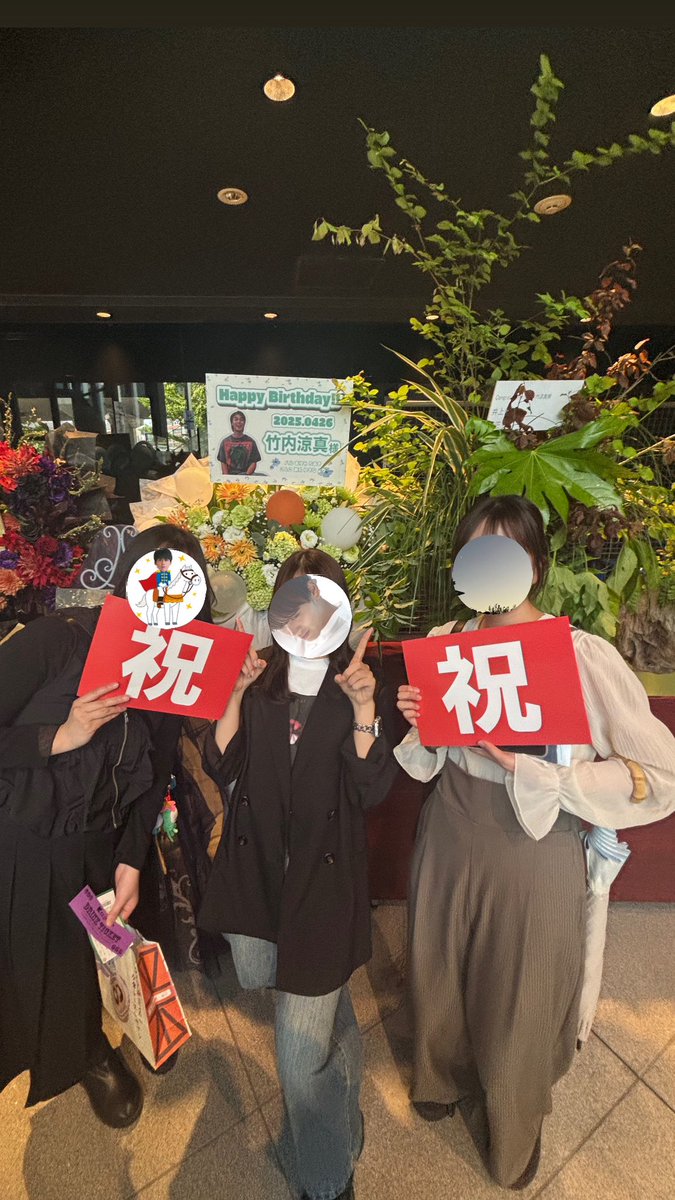 ryomaha6__'s tweet photo. 去年、涼真くんがファンに準備してくれてた花束をイメージして、フラスタを作成してみました💐
伝わりますかね？？？

今回は、teamたけちゃんから、
ありがとう、おめでとうの気持ちを込めて贈らせていただきました😌

みんなの意見が1つになって、形になるの素敵すぎた💖 https://t.co/IpR9SkhhmL