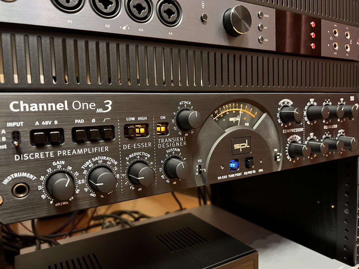 Aki_2071's tweet image. 仕事の合間でSPL channel one MK3の研究。ひとまずスネア、ベースで試してみてるけどめちゃくちゃ音作りしやすいし、何より太くて芯のある音が簡単に作れる。
これはやはりもう一台欲しいかも…😅