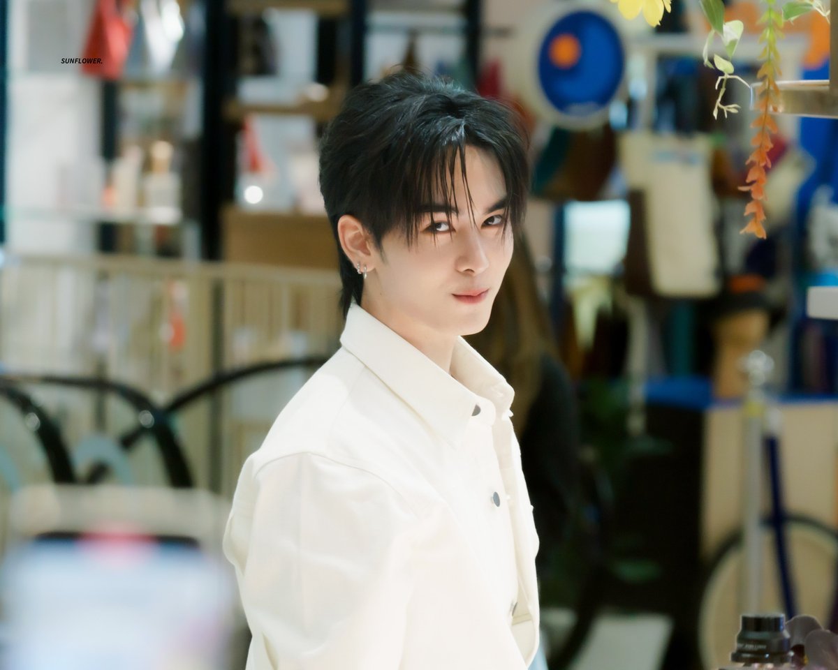 ismysunflowerrr's tweet image. 250425 - จริตคนหล่อสวยเนอะ ~ 🤍

PERTHSANTA AT COMMAAND
#CommaAndxPerthSanta
#CommaAndBeYourOwnMuse
#Santapp @Ppsanta