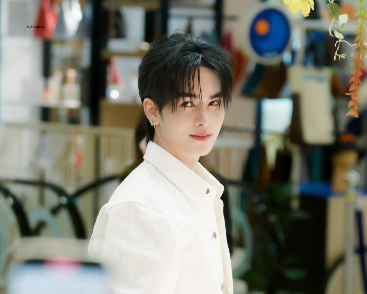 ismysunflowerrr's tweet image. 250425 - จริตคนหล่อสวยเนอะ ~ 🤍

PERTHSANTA AT COMMAAND
#CommaAndxPerthSanta
#CommaAndBeYourOwnMuse
#Santapp @Ppsanta