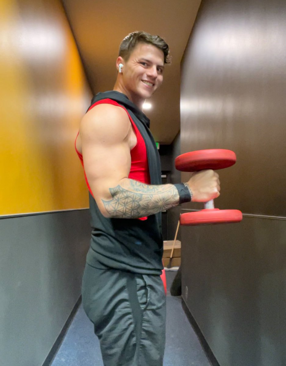 MuscleGodMarcus tweet media