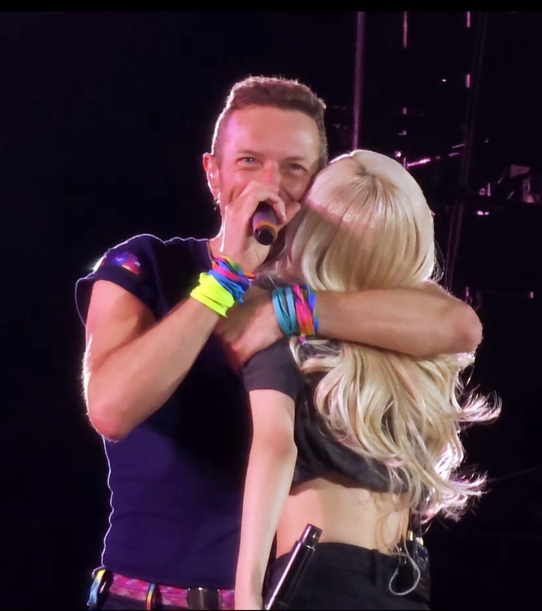 rosespics's tweet image. ROSÉ AND CHRIS MARTIN 😭🤍