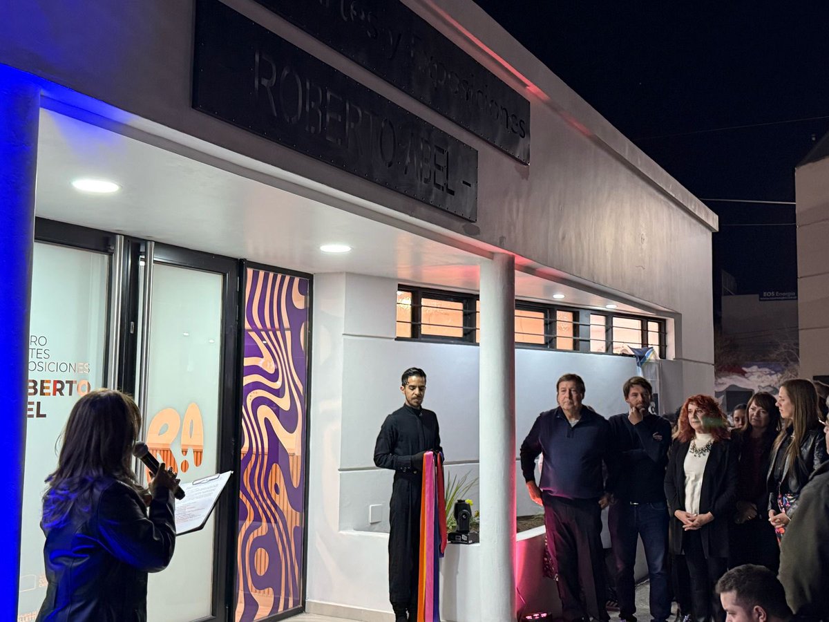 Weretilneck's tweet photo. UN ORGULLO PARA CIPOLLETTI: REABRIMOS EL CENTRO CULTURAL “ROBERTO ABEL”

Vivimos un momento muy especial para la cultura y la identidad de Cipolletti.
El Centro Cultural, inaugurado en marzo de 1998, reabrió sus puertas con un diseño totalmente renovado, pensado para seguir albergando todas las expresiones artísticas de nuestra ciudad.

Este espacio lleva el nombre de “Roberto Abel”, ciudadano ilustre, investigador, historiador y fundador del Museo Carlos Ameghino, cuya vida estuvo dedicada a rescatar y preservar nuestro patrimonio.

Su legado, reconocido a nivel nacional e internacional, es una inspiración para seguir construyendo una ciudad más viva, más abierta y más orgullosa de su historia.

Seguimos apostando a la cultura como motor de identidad, crecimiento y encuentro.