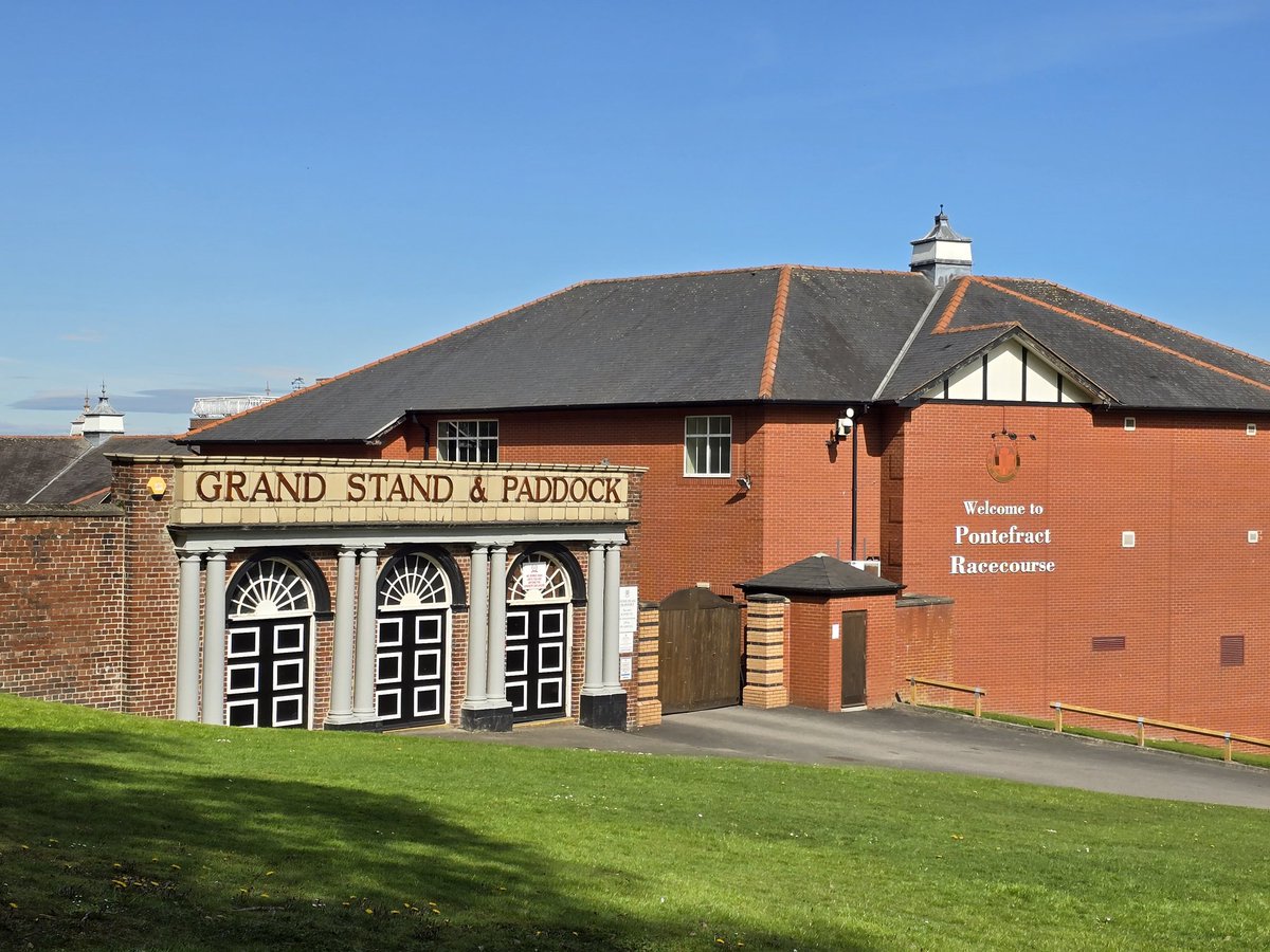 Hoppyontour's tweet image. Match 112.
The Last Bank 12-0 @WrenthorpeFC Athletic. 
Coincidentally, this is my 1700th football match and my first in the middle of a racecourse. 
#Pontefract Park ⚽️. #groundhopping