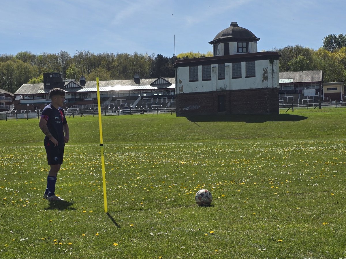 Hoppyontour's tweet image. Match 112.
The Last Bank 12-0 @WrenthorpeFC Athletic. 
Coincidentally, this is my 1700th football match and my first in the middle of a racecourse. 
#Pontefract Park ⚽️. #groundhopping