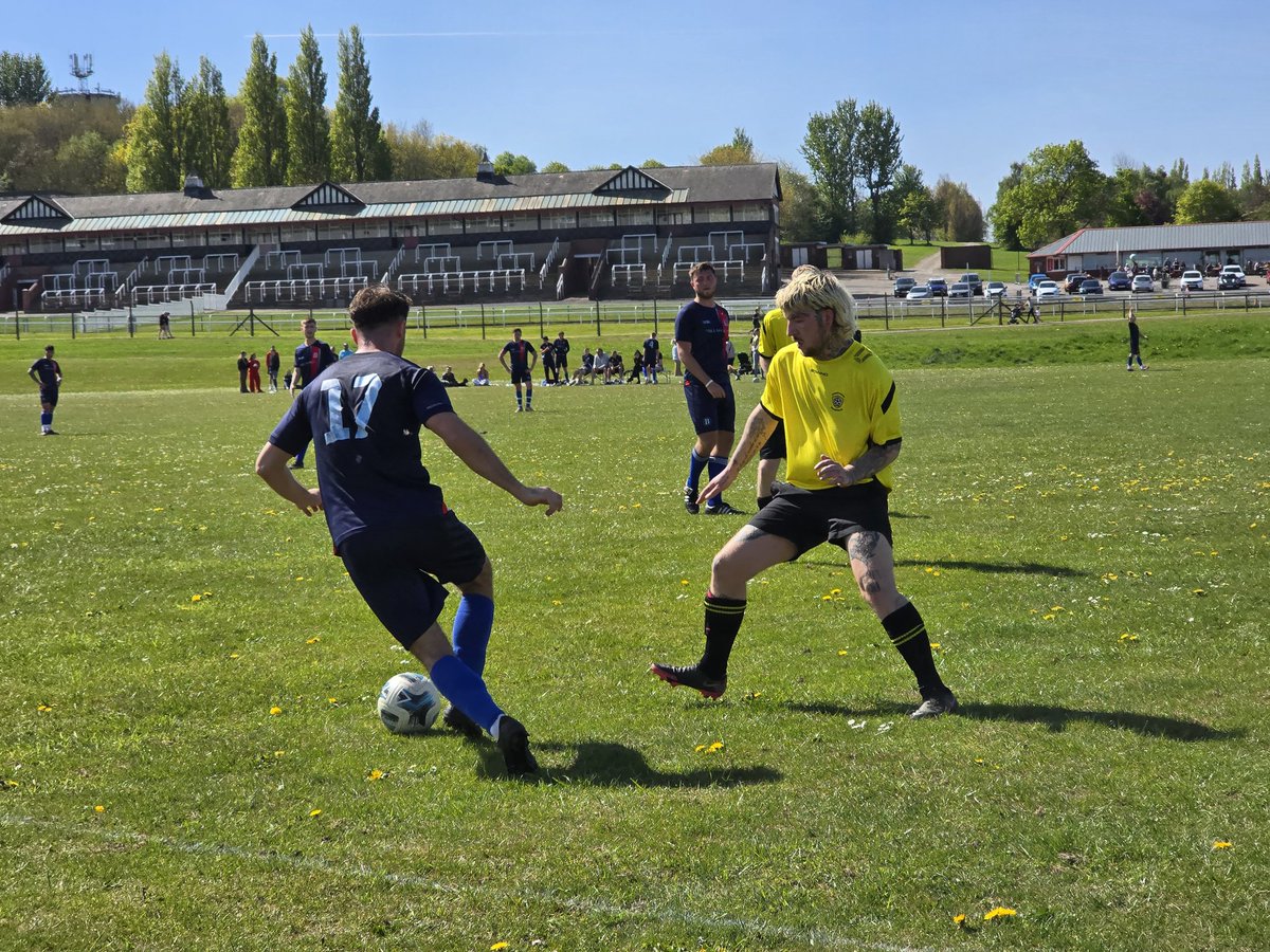 Hoppyontour's tweet image. Match 112.
The Last Bank 12-0 @WrenthorpeFC Athletic. 
Coincidentally, this is my 1700th football match and my first in the middle of a racecourse. 
#Pontefract Park ⚽️. #groundhopping