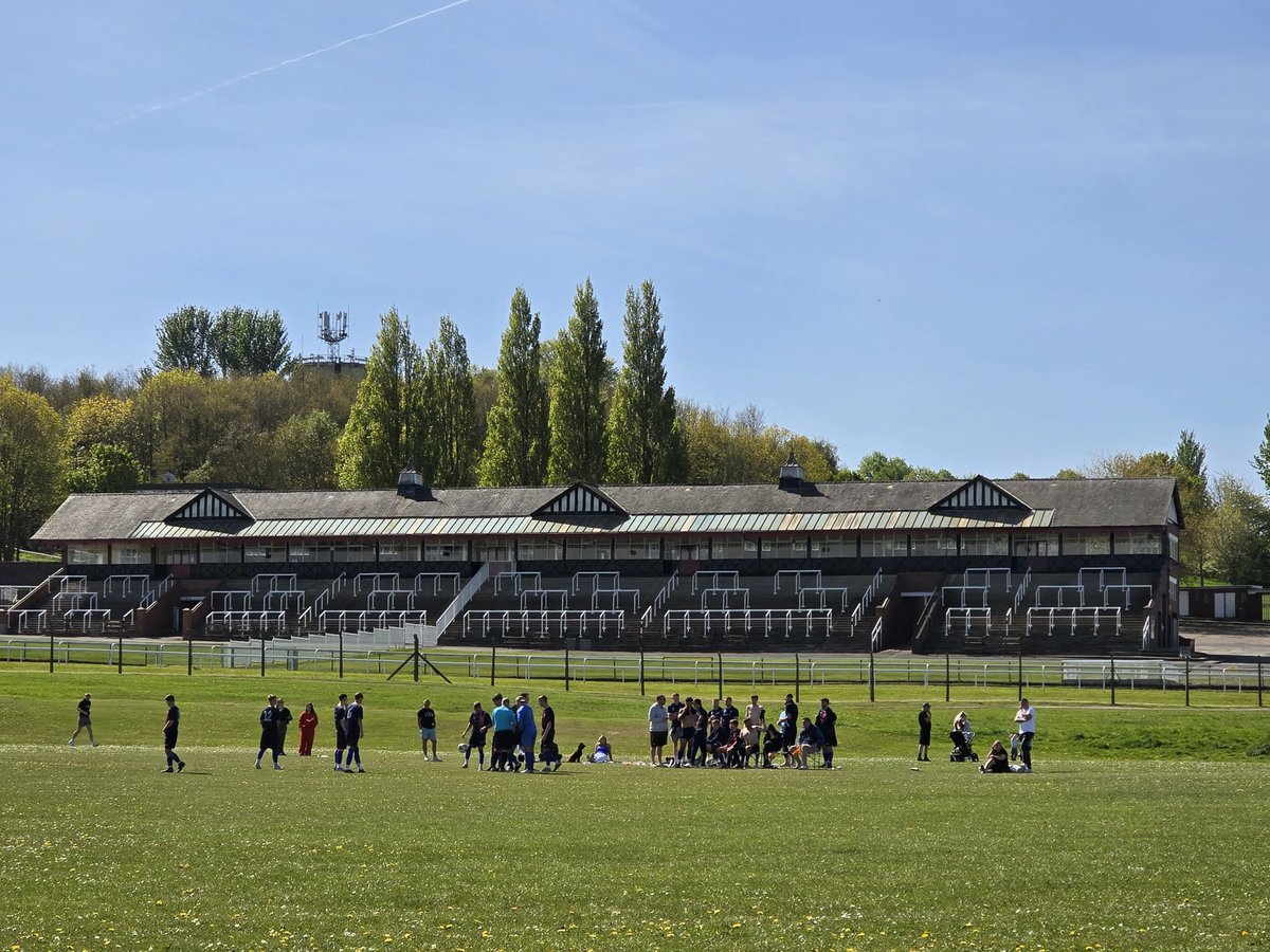 Hoppyontour's tweet image. Match 112.
The Last Bank 12-0 @WrenthorpeFC Athletic. 
Coincidentally, this is my 1700th football match and my first in the middle of a racecourse. 
#Pontefract Park ⚽️. #groundhopping