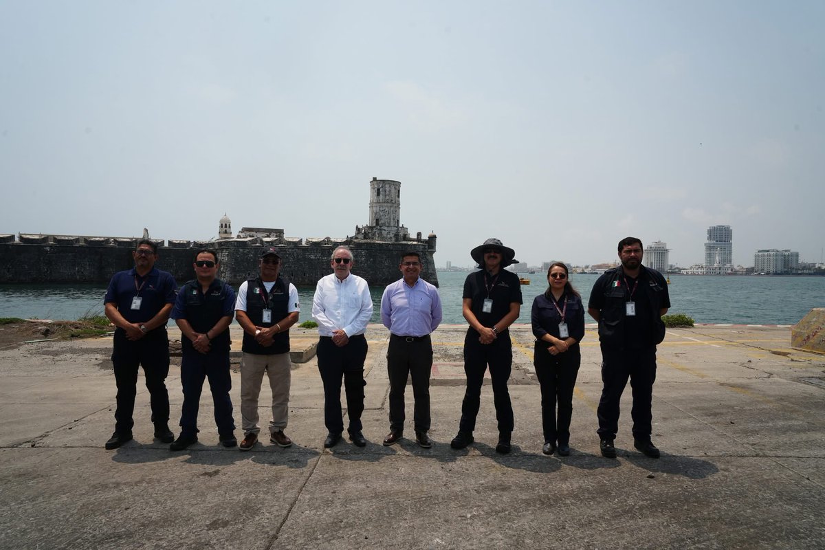 ASIPONAVER's tweet photo. #Entérate El Almirante Ret. Caballero, Director General de #ASIPONAVer encabezó una reunión con el Ing. Herman Deutsch Espino, Director General de Modernización y Equipamiento Aduanero y sus respectivos equipos de trabajo, quienes visitaron la Nueva Aduana Marítima de Veracruz. https://t.co/aEQyIeuH9g