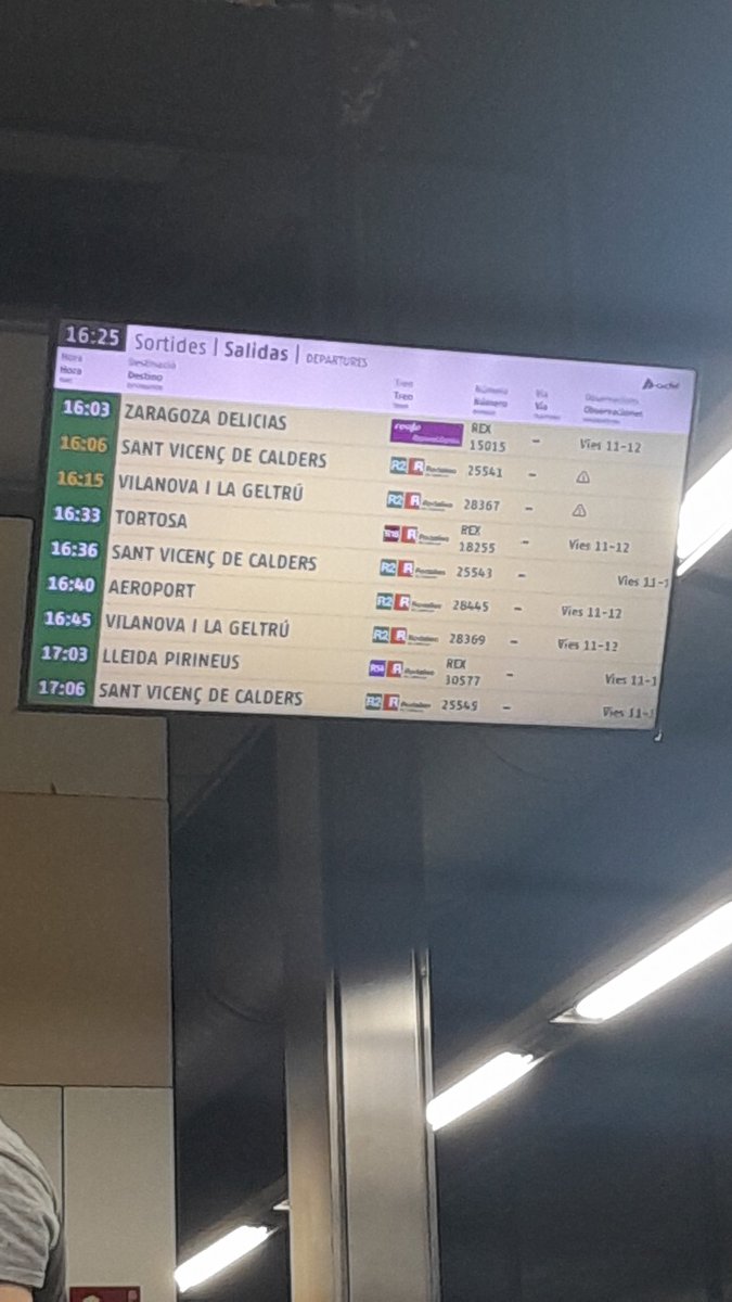 Etna2001's tweet photo. @rodalies Fa 30 min que espero a l'estació de Sants que vingui el tren cap a zaragoza delicias, no diu via i tampoc que hagui retard. Que passa??????? https://t.co/BJxtTVXlwC
