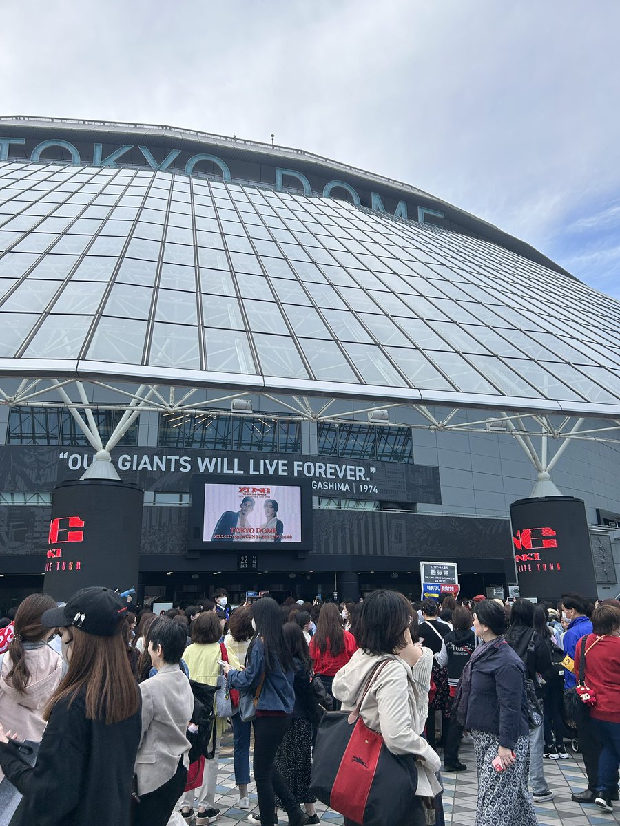 minsil323's tweet photo. #東方神起 ZONE TOUR千秋楽🕺🕺今回3度目のツアー参戦だけどセトリも演出も会場の一体感も完璧。歌もダンスも止まることを知らない2人の成長に感動‼️ラストの“Bigin”は再び始まる伝説の始まりです。次はどんな景色を見せてくれるのでしょうか🥹
ユノ&amp;チャンミン日本デビュー20周年本当におめでとう‼️ https://t.co/LKSXnrxTtU
