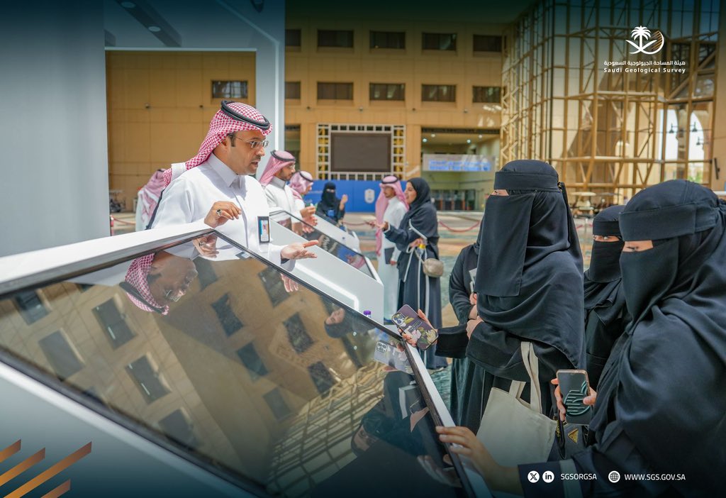 تشارك #هيئة_المساحة_الجيولوجية_السعودية ضمن جناح منظومة
#الصناعة_والثروة_المعدنية في المعرض التعريفي لبرامج التدريب والتوظيف في منظومة الصناعة والتعدين لطلاب جامعة الملك سعود، لإبراز جهودها في تمكين الكفاءات الوطنية الشابة واسهامها في دعم جهود بناء القدرات في ظل تطلعات