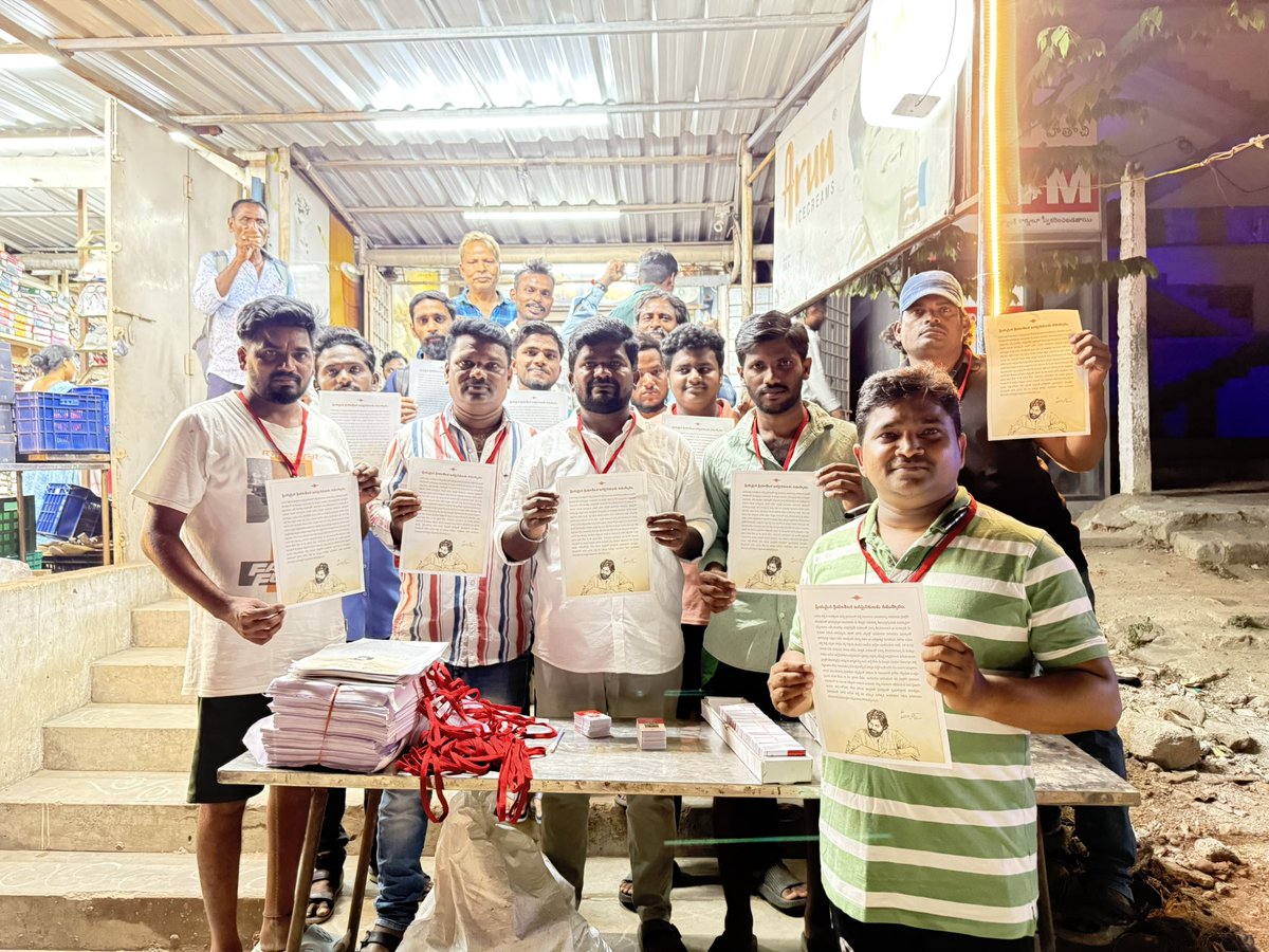 Devara_Siva_JSP's tweet image. భీమిలి నియోజకవర్గం 5వ వార్డు లో జనసేన క్రియాశీలక సభ్యత్వ కిట్లు పంపిణీ చేయడం జరిగింది.జనసేన పార్టీ అధ్యక్షులు శ్రీ కొణిదల పవన్ కళ్యాణ్ గారు కి ధన్యవాదములు తెలిపిన జనసైనికులు, జనసేన నాయకులు 🙏
@PawanKalyan @DrSandeepJSP @JanaSenaParty @JSPShatagniTeam 
#JspActiveMembership