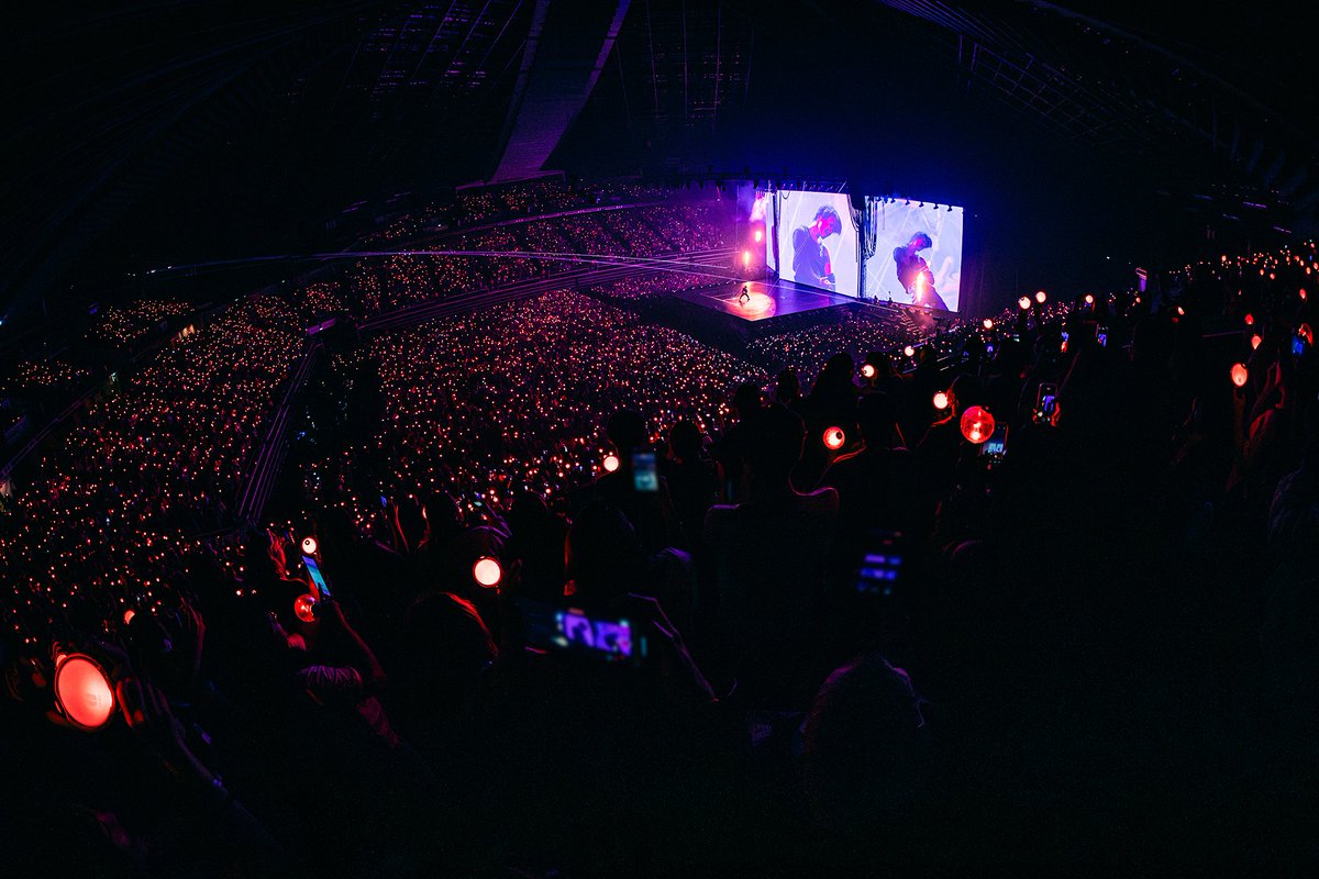 iamyourhope__94's tweet photo. [#오늘의방탄] 
호비와 아미💜 함께할수록 빛나는 환상의 짝꿍! 
싱가포르에서 가득 채운 사랑, 오래도록 간직할게요🥰  

#오늘의제이홉 #제이홉 #jhope #BTS #방탄소년단 #HOPE_ON_THE_STAGE_TOUR_Singapore #HOS_TOUR_Singapore #BTSAR https://t.co/TScyN3RzJm
