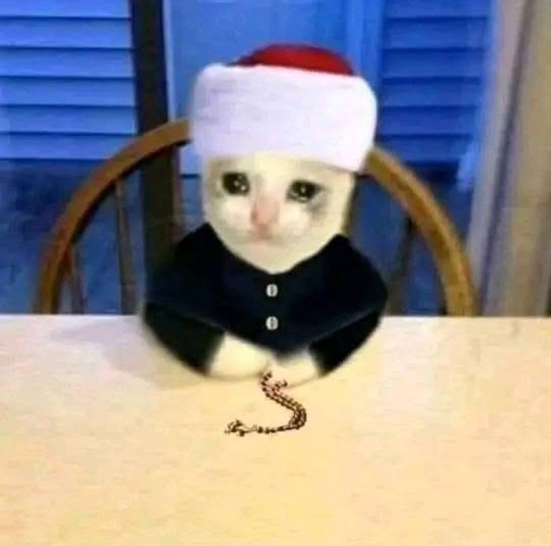 طلعت النتيجة راسب ولقيت الاهل يتنازعو وين ادخل هندسه ولا طب واناا معدلي مايدخلني باب الحاره 🥲😣