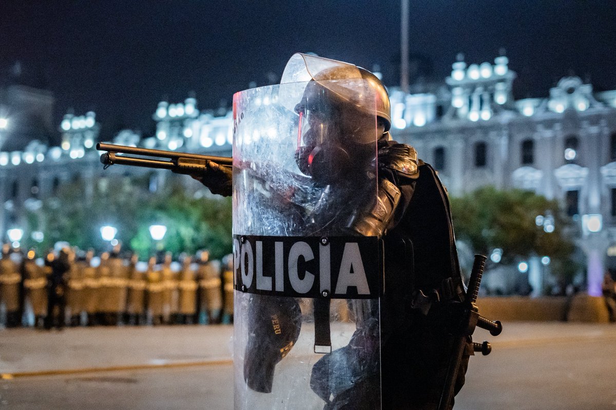#Exclusivo Los testimonios de psicólogos de la Policía a la fiscalía señalan que se “dieron facilidades” en los exámenes psicológicos de escopeteros investigados que participaron en la violenta represión a las protestas.

📸 #OjoPúblico