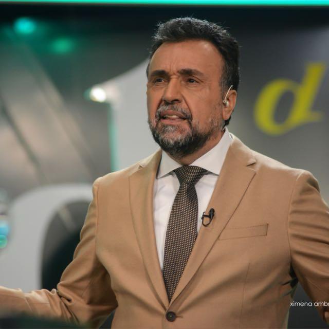 arilijalad's tweet photo. Mañana vuelve Roberto Navarro al aire de El Destape Radio.

Fue una semana dura luego del ataque su sufrió el lunes, con angustia por su salud, con miedos que obviamente nos atraviesan, pero que sacamos adelante con la convicción con la que hacemos periodismo en tiempos difíciles. 

Primero gracias a todos los que se comunicaron para solidarizarse y ponerse a disposición. Fue enorme, desde dirigentes políticos, artistas, sindicalistas, colegas y miles de oyentes que se preocuparon y que no están dispuestos a normalizar esto. 

Todos saben que el periodismo es nuestra forma de hacer política, siempre desde el profesionalismo, siempre desde nuestra ideología. Esa supuesta contradicción es falsa. Así como también es falso que el periodismo tiene que limitarse a contar lo que pasa. La realidad es injusta y cruel, de lo que se trata es de cambiarla y el periodismo es nuestra forma de aportar a eso como cada uno desde su lugar. 

No la vamos a cambiar por un gobierno que incita al odio y la violencia contra el que piensa distinto, actitud que tiene que frenar. Acá nadie se radicaliza solo, hay un contexto simbólico, político y cultural que emana desde el Presidente Milei y que habilita estas violencias.

Mañana arrancamos de nuevo, como todos los días, en El Destape, con Roberto y con los 300 laburantes que día a día nos la jugamos a conciencia por un mundo mejor. 

Nos encontramos ahí.
