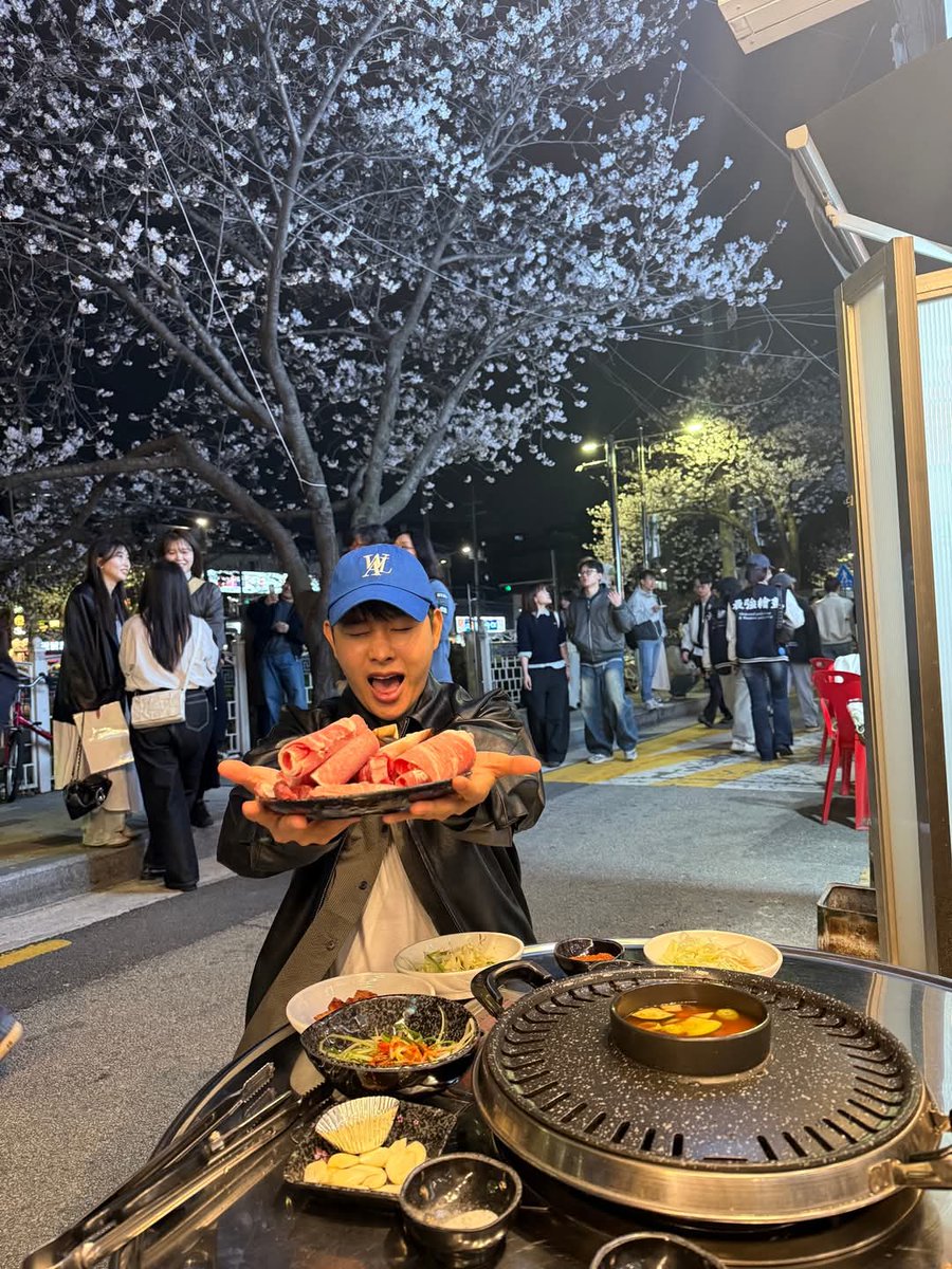 friendalee93's tweet photo. 📍"싱싱소한마리" ซัมกยอบซัลอย่างกับบรรยากาศฟินๆ ใต้ดอกซากุระ
ถ้าใครมีแพลนเที่ยวโซลช่วงฤดูใบไม้ผลิ ห้ามพลาดร้านนี้เด็ดขาด!
 #ปิ้งย่างเกาหลี #รีวิวเกาหลี #หมูย่างเกาหลี #friendalee #korea #koreatravel #wowkorea #ร้านอาหารเกาหลี #อร่อยบอกต่อ #ซากุระเกาหลี #SpringInKorea #spring https://t.co/6MO3lOjqY9