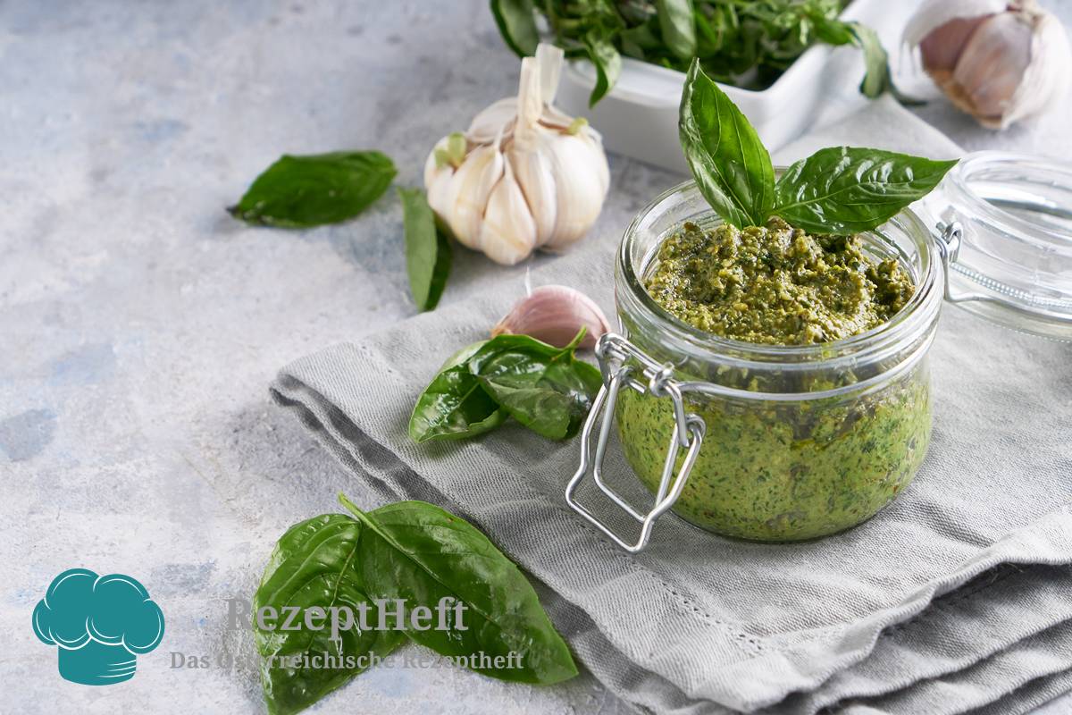 rezeptheft.at/rezepte/pesto-… 
Pesto Genovese – klassisch italienisch mit Basilikum, Pinienkernen, Parmesan &amp; Olivenöl. Perfekt für Pasta, Brot &amp; mehr. Frischer Genuss in wenigen Minuten! #rezeptheft #pesto #pestogenovese #italienischekücke