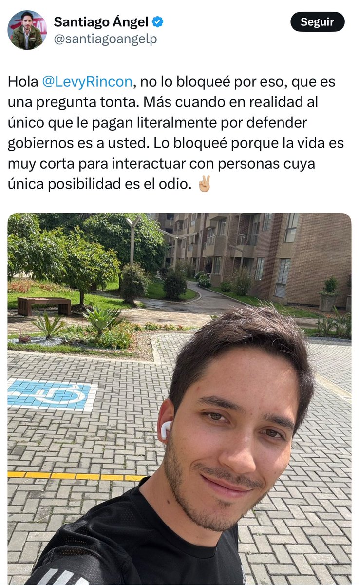 LevyRincon's tweet photo. ¡JAJAJAJAJAJAJAJAJAJA! El parcero subió una foto de él mismo para dejarme claro que no odia y que es un ser de luz. ¡No puede ser! ¡Lleva un mes sin responder si la alcaldía de Fico Gutiérrez paga pauta en El Colombiano para que le laven la cara y prefirió bloquearme! ¡Cínicos! https://t.co/uxL7BiOsnH