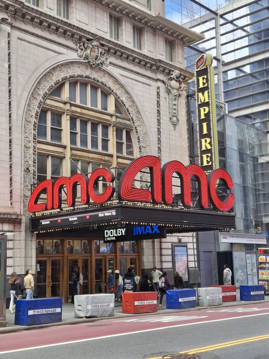 Cheavor's tweet photo. At AMC Empire 25, Times Square watching the Sold-Out Movie "Sinners".
#MichaelBJordan #HaileeSteinfeld #LiJunLi #WunmiMosaku #OmarBensonMiller #DelroyLindo #SaulWilliams #Sinners #TimesSquare #AMCempire #atAMC https://t.co/gq4UvDZ3Da