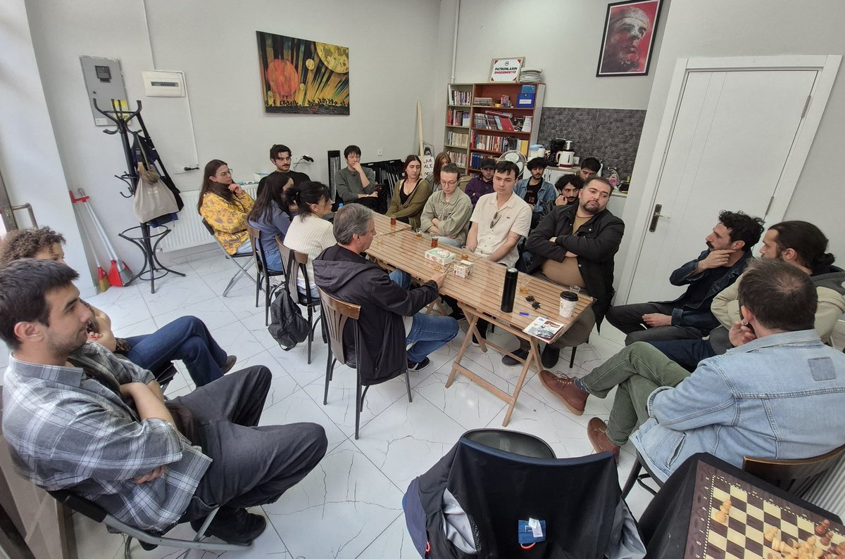 Bugün Bağlar Semt Evi'nde dostlarımızla bir araya geldik ve 1 Mayıs'ı konuştuk.

Zorbaya, patrona diz çökmüyoruz. ✊🏽

#1mayıs ta saat 10.00'da Atatürk Bulvarı Tramvay Durağı’nda olacağız.