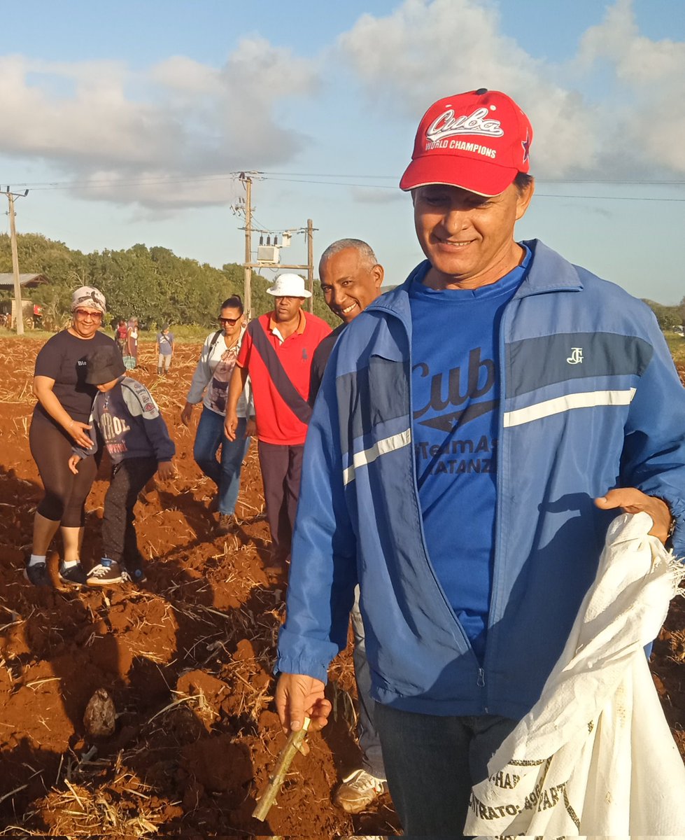 gil_yobany84751's tweet photo. Contribuye el equipo #CubanacanVaradero a la producción de alimentos en el trabajo voluntario en saludo al Primero de Mayo
#PorCubaJuntosCreamos
#MatancerisEnVictoria https://t.co/kNjenaHhLj