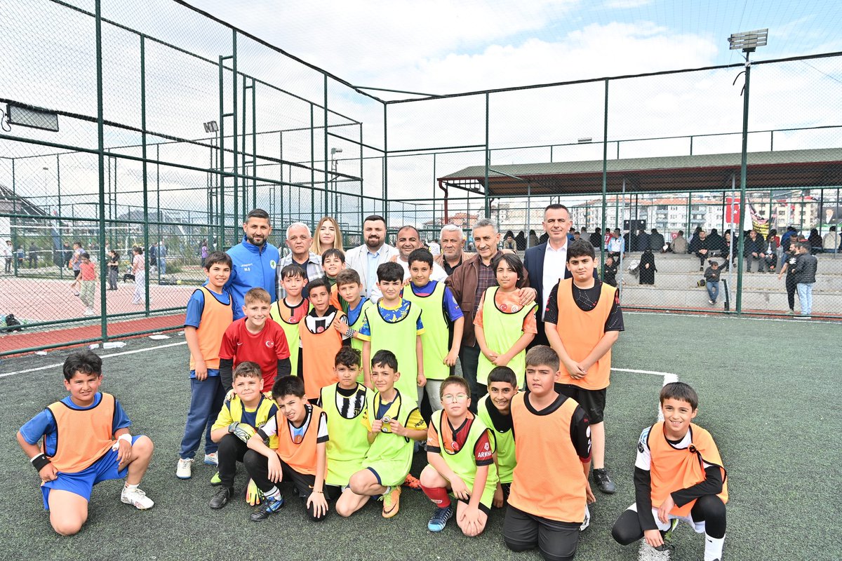 Divriği Köyler Arası Futbol Turnuvası’nda hemşehrilerimizle buluşup, köylerimizin dayanışmasına ve dostluğuna bir kez daha şahit olduk.
CHP Ankara Milletvekilimiz Sayın Aliye Timisi Ersever, Başkan Yardımcımız Sayın Erdoğan Doğan, Sayın Sibel Emre, Sayın Fırat Gökçe, Belediye