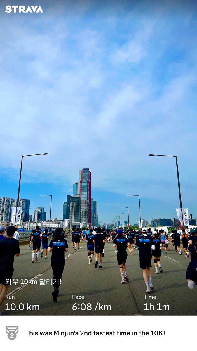 오늘 아침에 뛴 서울하프마라톤 10km 런!
오늘 행사 참여 인원이 2만1700이라고 한다.