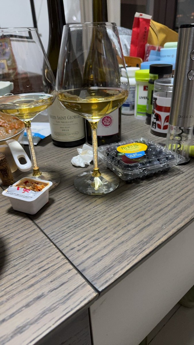 做了顿火锅，开了两瓶红酒，聊了一宿，人生的成长真是在做减法，好像朋友遍全球，也好像就还是这三五人，有人12年买比特币早就身价破十亿，有人起起伏伏在币圈赚了两千多万后杠杆归0，发现再也回归不了了现实，推着小摊苟且着人生。还有人大平台公司呆着，享受着平台的福利，懂得了平凡的幸福….一晃眼