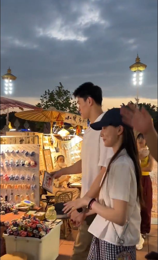 #Sunyang Sun Yang and his wife are on vacation in Guang Xi.