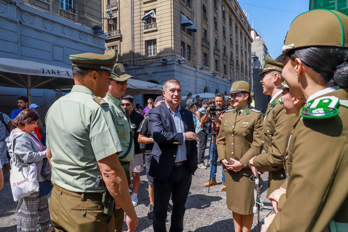 desbordes's tweet photo. Ser Carabinero no es solo portar un uniforme. Es abrazar un compromiso de vida, con vocación de servicio, amor profundo por Chile y la convicción de proteger a los demás, incluso en los momentos más difíciles.

Desde mi experiencia, sé el sacrificio que implica esta vocación. Hoy, como Alcalde de Santiago, reafirmo mi compromiso de seguir trabajando para fortalecer su labor, apoyarlos en su misión y devolverles el respeto que tanto merecen.

A todos los @Carabdechile, gracias por su entrega diaria.

¡Honor, sacrificio y compromiso con nuestro país!
¡Feliz Día del Carabinero!
