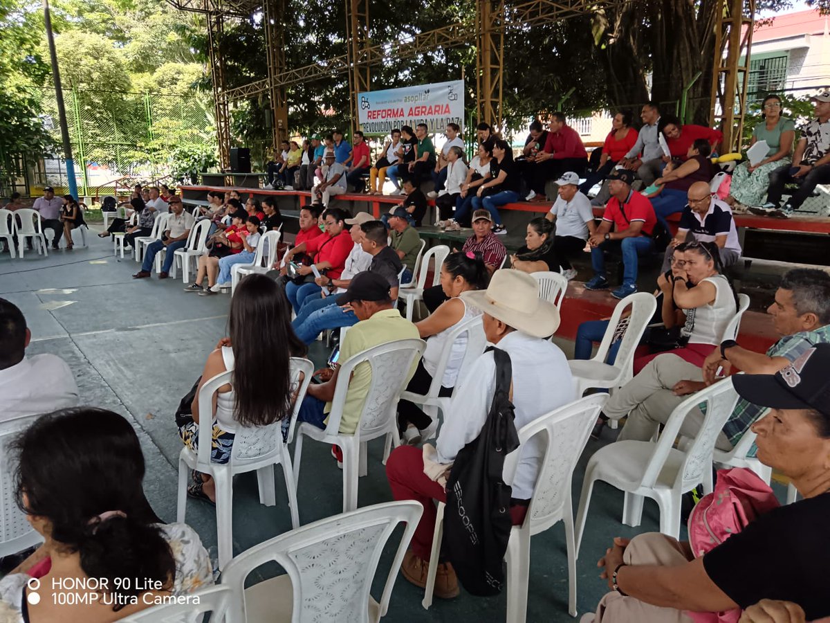 liliasolanor's tweet photo. Hoy en Villavicencio en el Polideportivo Ay Mi Llanura, en Diálogo con la comunidad campesina de la Asociación Villa del Pilar, los temas de Consulta Popular y Reforma Agraria. 🧵 https://t.co/MVcx4jhwzP