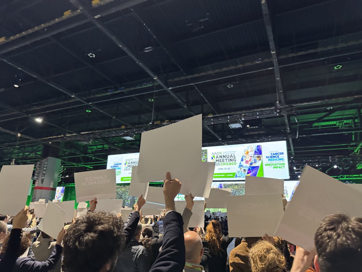 julemieux1's tweet image. Moving moment at the end of the #AACR25 opening plenary session to stand as a cancer research community against the recent funding cuts. Audience members stood and held signs that state, “Cancer Research Saves Lives.”